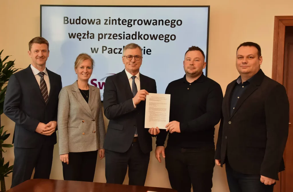 Od lewej: I Zastępca Burmistrza Grzegorz Taterka, Skarbnik Gminy Karolina Dziekan, Burmistrz Marian Szkudlarek, Wykonawca: Polbud Polak, Radny Jacek Bura